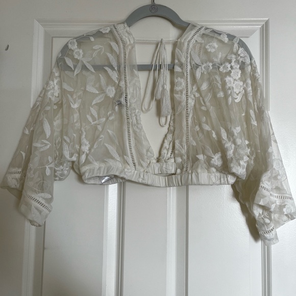 White Deep V Flower Lace Crop Top - Picture 2 of 3